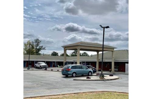 Sneads Hotel | Lake Seminole Inn By Belvilla Marianna Hwy 90