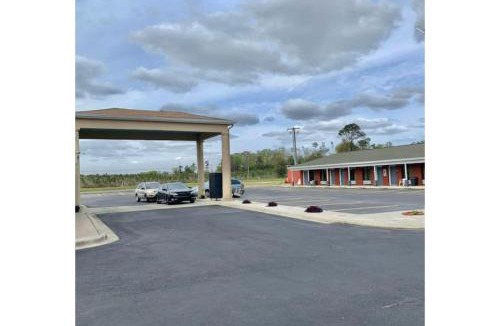 Sneads Hotel | Lake Seminole Inn By Belvilla Marianna Hwy 90