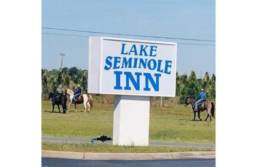 Sneads Hotel | Lake Seminole Inn By Belvilla Marianna Hwy 90
