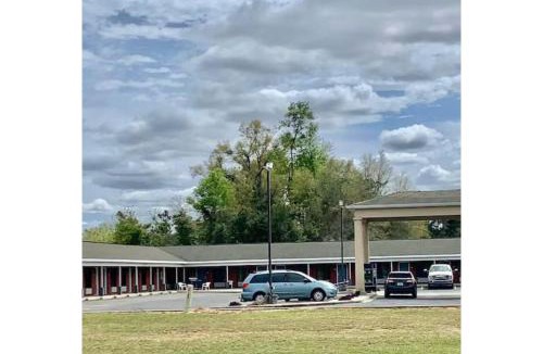 Sneads Hotel | Lake Seminole Inn By Belvilla Marianna Hwy 90