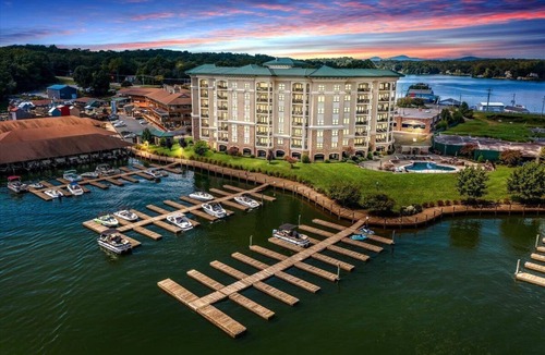 Westlake Corner Condo | Lake Stardust - Condo with pool ! Pet friendly