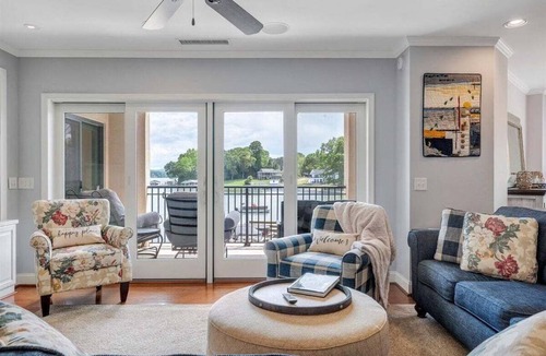 Westlake Corner Condo | Lake Stardust - Condo with pool ! Pet friendly