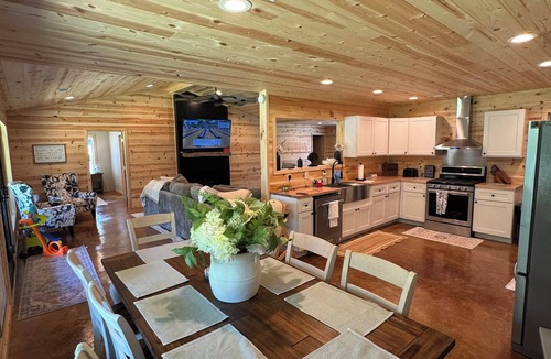 Higden House | Lakefront 4 BR, Pool table, Ping Pong table, WIFI, Smart TV in Every Room!