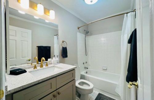 Auburn House | Lakefront Condo - King Bed Full Kitchen