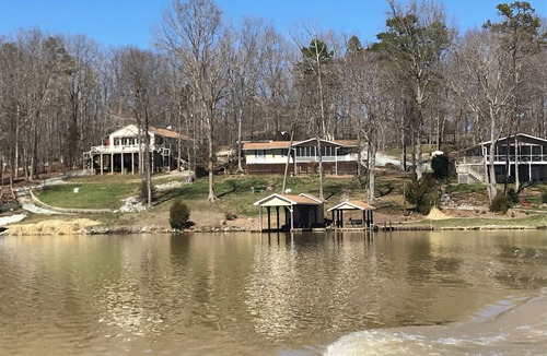 Semora Cottage | Lakefront cottage with WiFi .