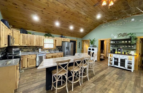 La Follette Cabin | Lakefront, covered dock, hot tub, game/pool rm, 4wd trails, firepits, 22 people