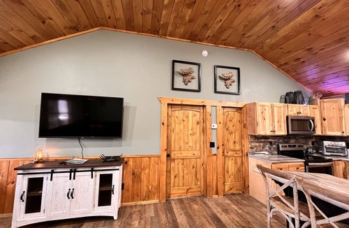 La Follette Cabin | Lakefront, covered dock, hot tub, game/pool rm, 4wd trails, firepits, 22 people