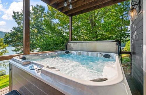 La Follette House | Lakefront Escape Sleep 12 Dock Hot Tub Pool Grill