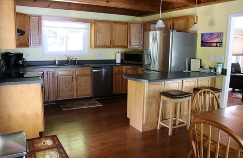 High Point House | Lakefront house- NEW Fire pit. Quiet cove & great dock! Close to grocery& shops!