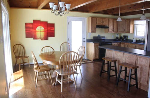 High Point House | Lakefront house- NEW Fire pit. Quiet cove & great dock! Close to grocery& shops!