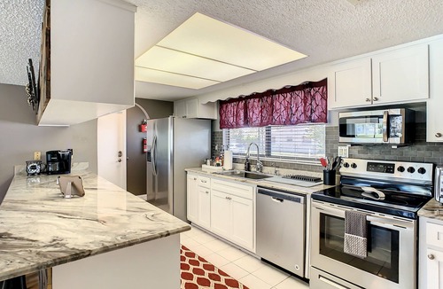 Regency Park House | LAKEFRONT HOUSE WITH HEATED POOL
