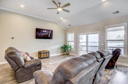 Leesville House | Lakefront Leesville Retreat w/Private Dock!
