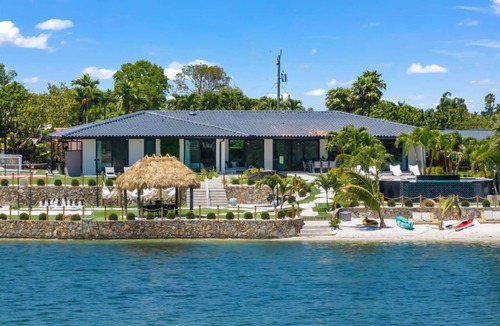 Ludlam House | Lakefront Luxury Retreat – 7BR Paradise Escape