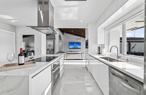 Miami Gardens House | Lakefront Mansion 7BR Pool 5min to Hard Rock