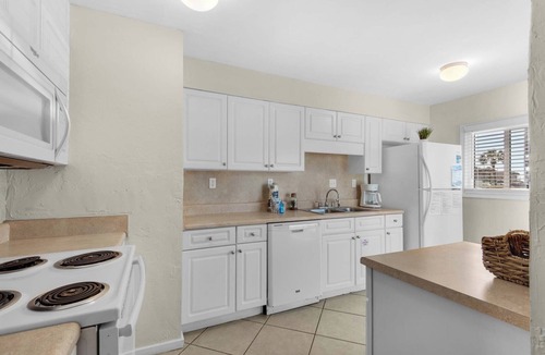 Holiday Isle House | 🌊LakeFRONT~Pool+Sauna~Walk2Beach~3BR Shoreline Towers Townhouse #4-4