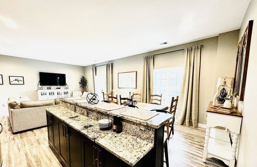 Cedar Bluff House | Lakefront|Sauna|Hot Tub|Fire Pit|Kayaks and more!