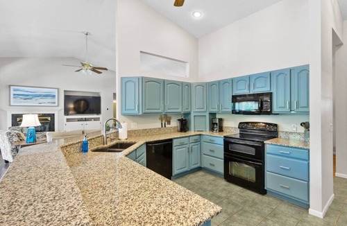 Indian Oaks Apartment | Lakefront Spacious 6BR, Family-Friendly + Lily pad