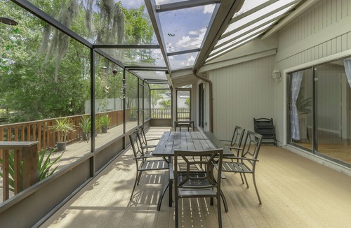 Wilson Lake House | Lakefront Tampa home w/pool table + outdoor patio