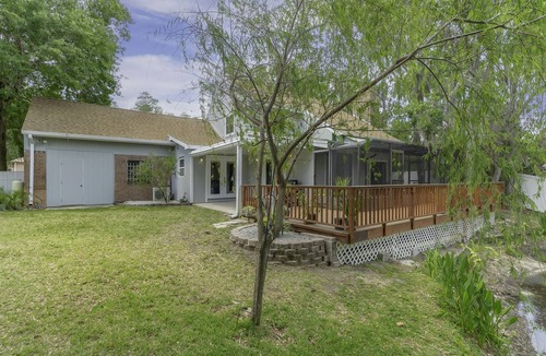 Wilson Lake House | Lakefront Tampa home w/pool table + outdoor patio