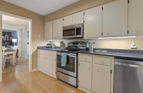 Dadeville House | Lakefront Townhome with Stunning Sunsets – StillWaters on Lake Martin