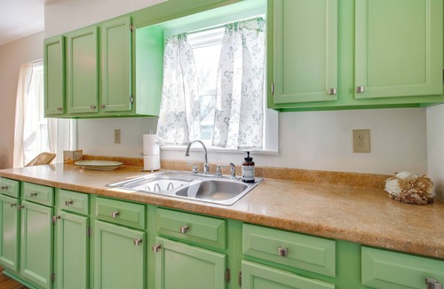 Tullahoma Cottage | Lakes, Whiskey & More! Charming Home in Tullahoma