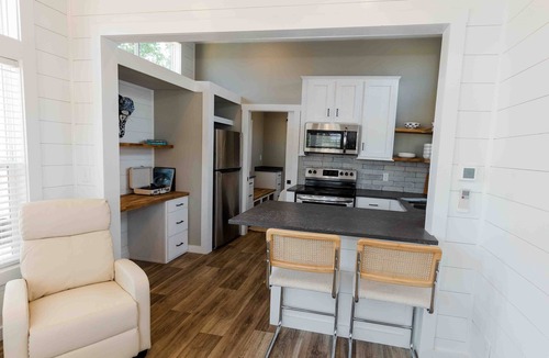 Lincoln House | Lakeside Elegance: Cozy Tiny Home Retreat for Two #3