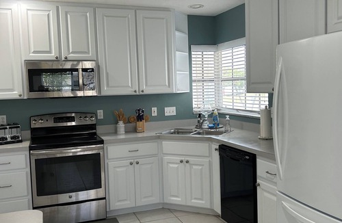 Venice Gardens House | Lakeside Retreat 3BD/2BA home with pool for a relaxing getaway