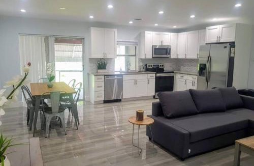 Davie House | Lakeside Vacation Home