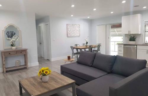 Davie House | Lakeside Vacation Home
