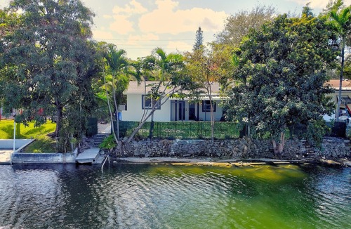 Hallandale Beach Apartment | Lakeside View: Trendy design & Near Beach