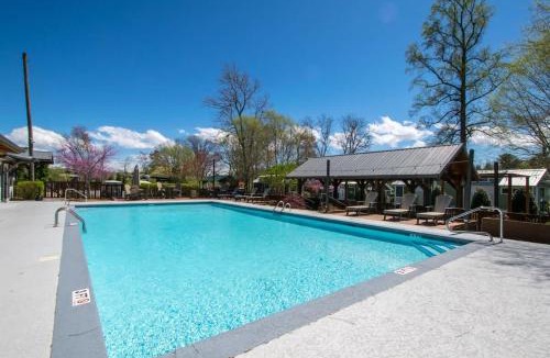Upward House | Lakeview 2BR Tiny Home near Trails and Bocce