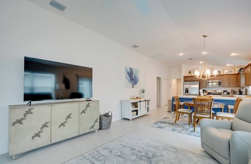 Wildwood House | Lanai & Resort Amenities: The Villages Getaway