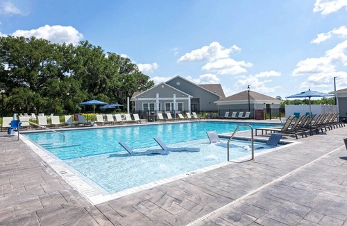 Newberry Apartment | Landing | Amazing 1BD, Gym, Pool