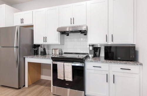 Port Malabar Apartment | Landing | Amazing 1BD, Gym, Pool