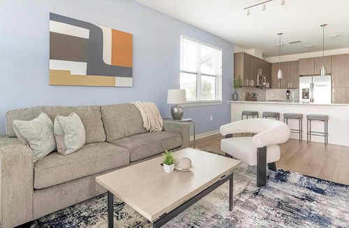 Biggar Apartment | Landing | Beautiful 1BD, Gym, Pool