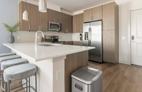 Biggar Apartment | Landing | Beautiful 1BD, Gym, Pool