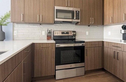 Biggar Apartment | Landing | Beautiful 1BD, Gym, Pool