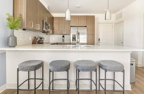 Biggar Apartment | Landing | Beautiful 1BD, Gym, Pool
