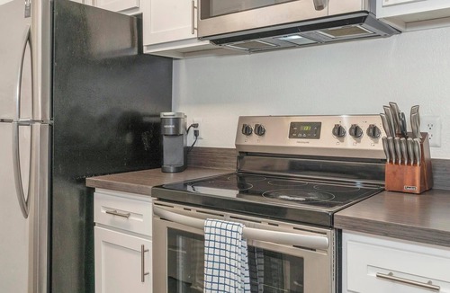 Sunbeam Apartment | Landing | Chic 1BD, Courtyard, Gym