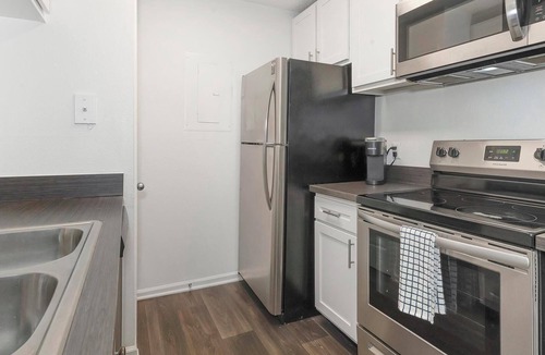 Sunbeam Apartment | Landing | Chic 1BD, Courtyard, Gym