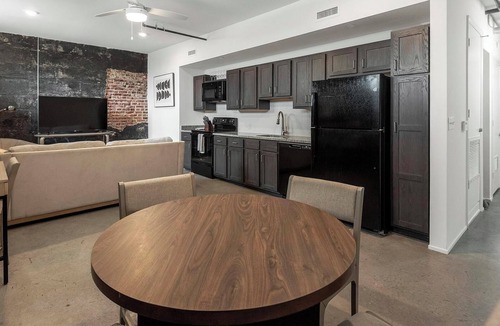 Downtown Memphis Apartment | Landing | Chic 2BD, Gym, Courtyard