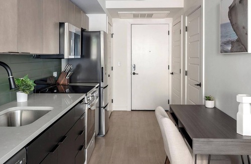 Eighth Avenue Apartment | Landing | Chic Studio, Gym