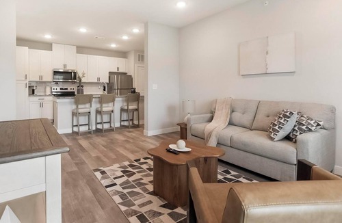 Beaufort Apartment | Landing | Incredible 2BD, Gym