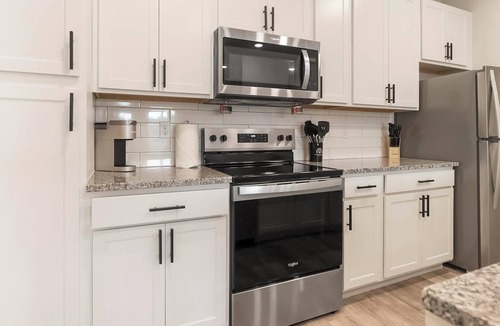 Beaufort Apartment | Landing | Incredible 2BD, Gym
