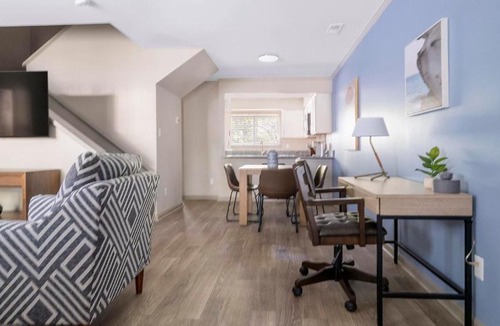 Crabtree Apartment | Landing Incredible 2BD Tennis Court Pool