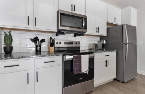 Port Malabar Apartment | Landing | Modern 1BD, Gym, Pool