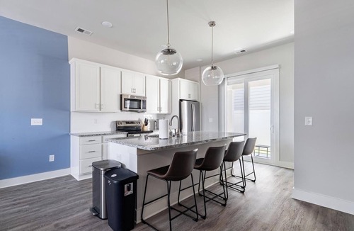 Longs Apartment | Landing | Modern 2BD, Gym
