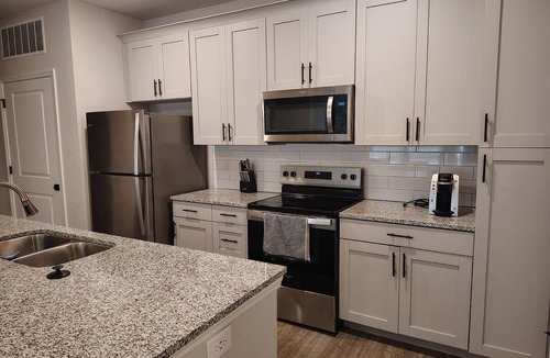 Newberry Apartment | Landing | Modern 2BD, Gym, Pool