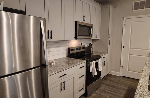 Newberry Apartment | Landing | Modern 2BD, Gym, Pool