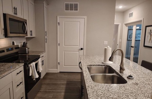 Newberry Apartment | Landing | Modern 2BD, Gym, Pool